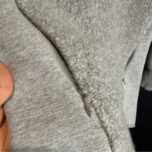 Lululemon Stand Out Sherpa Jacket
Heathered Core Light Grey / Silver Drop size 4 - Picture 9 of 13